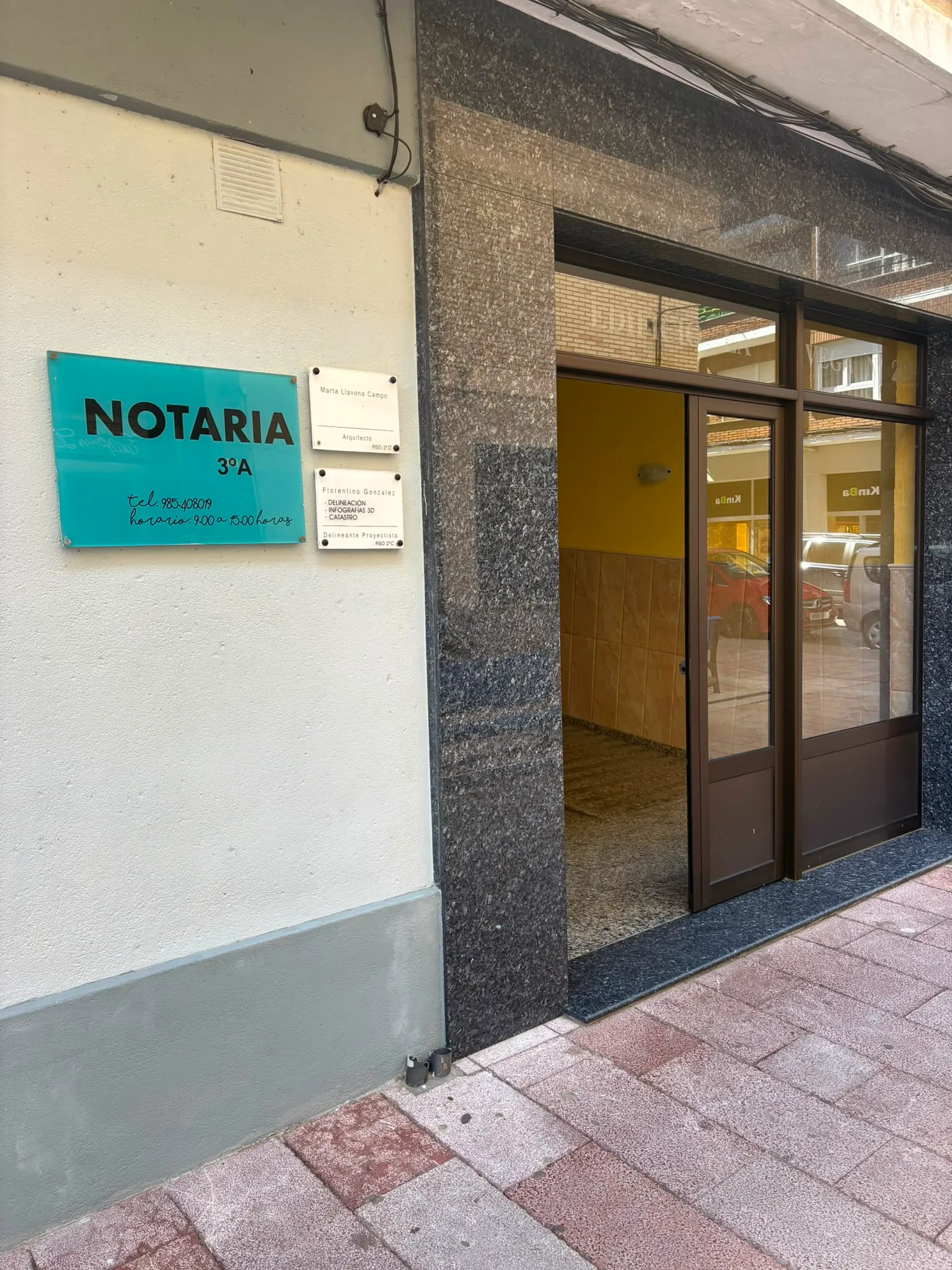 Portal de acceso al edificio de la Notaría